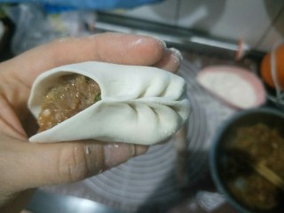 19、肉沫粉丝包,然后左边捏一下,右边捏一下。左右交替。