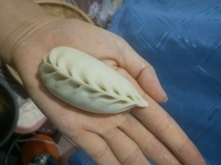 20、肉沫粉丝包,最后包成柳叶形状的包子。也叫麦穗包。