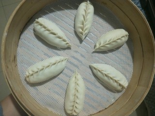 21、肉沫粉丝包,包好所有的开始发酵。一笼有点挤。我放了两个笼屉。