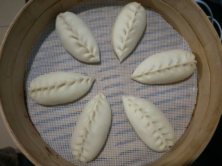 22、肉沫粉丝包,发酵了40多分钟。比原来体积变大,看起圆润,用手指在表面轻按回弹就是发酵好了。开水上锅,蒸20分钟。关火,焖三分钟,再出锅