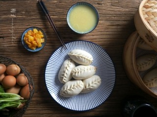 24、肉沫粉丝包,我搭配了小米粥,咸菜,做早餐。当早餐的话可以头天晚上蒸好。第二天早上复蒸几分钟就可以了。