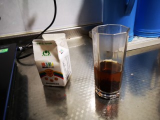 1、自制奶茶,准备鲜奶 200ml，红茶茶叶适量，用热水泡开。（鲜奶用日常订的奶，没有防腐剂）（建议用红茶，更香。绿茶也可以）