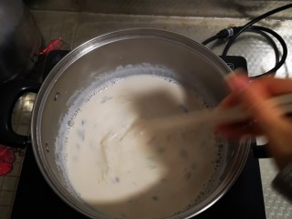 3、自制奶茶,把泡开的茶叶水连带茶叶一并倒入锅中煮。