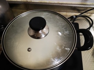 4、自制奶茶,如果茶叶像我之前一样因为水不够热，没有完全泡开，可以盖上盖子，闷一会儿。