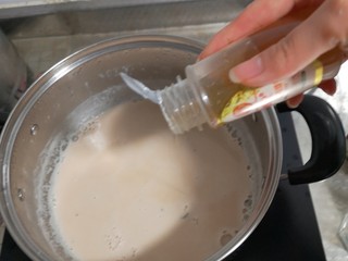 5、自制奶茶,根据个人口味，可以加一点蜂蜜。