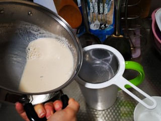6、自制奶茶,准备漏网（如果是用茶包煮，可以省了这一步。）