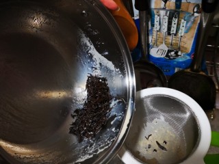7、自制奶茶,过滤茶叶。
