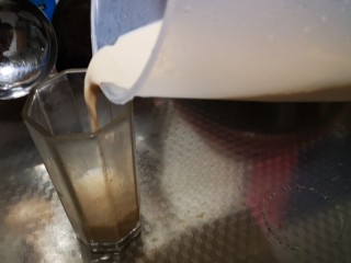 9、自制奶茶,装杯。