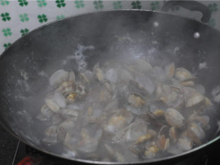 2、炒花蛤,烧开一锅水，将花蛤倒进去煮，至刚开口就捞起来过凉水