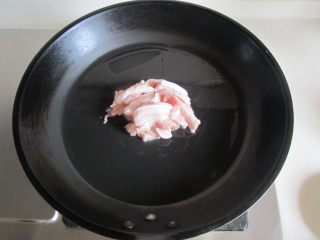 2、扁豆焖面,热锅凉油， 放入五花肉进去煸炒；