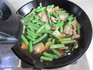 6、扁豆焖面,加入适量的水炖煮；