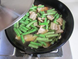 7、扁豆焖面,加盖炖煮至七分熟；