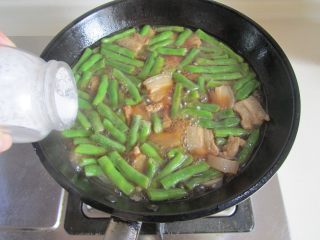 8、扁豆焖面,加入适量的盐和胡椒粉调味；