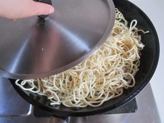 10、扁豆焖面,再加盖焖煮两分钟；