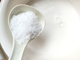 7、蔓越莓米糕,打好的米糊倒入盆中，加入白糖