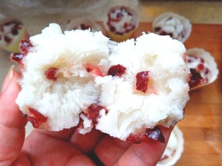 17、蔓越莓米糕,取一个掰开尝一下，暄软香甜