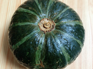 5、糯米南瓜盅,贝贝南瓜洗干净。