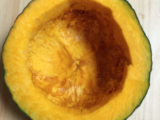 6、糯米南瓜盅,在南瓜3/4处切开,挖出中间的瓤,洗干净待用。