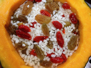 11、糯米南瓜盅,将南瓜盅放入锅中,盖盖儿大火蒸10分钟。