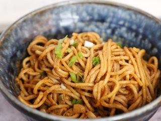 12、武汉热干面,让面和芝麻酱充分融合。