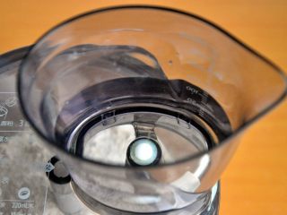 2、龙须凉面,将水杯卡在面条机上,确保水进入了面条机。