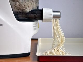 3、龙须凉面,随着时间的推移,面条机开始出面。