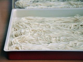 4、龙须凉面,制作好的龙须面条。