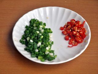 10、龙须凉面,准备葱花和小米辣,放不放辣椒,根据自己的喜好。