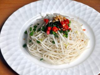 14、龙须凉面,倒入少量的生抽和醋。