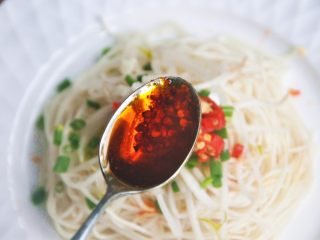 15、龙须凉面,淋一勺辣椒油。