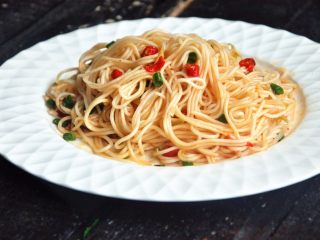 17、龙须凉面,拌匀就可以开吃啦。