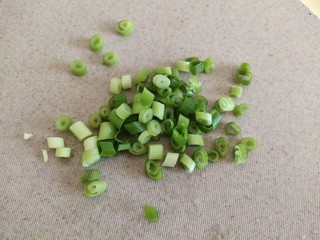 3、酸辣土豆粉,葱切粒