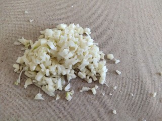 5、酸辣土豆粉,蒜切末