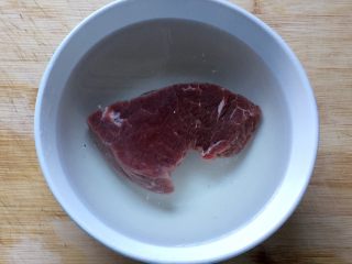 1、板栗牛肉粥~,将新鲜牛肉在清水中浸泡半小时,泡去血水。