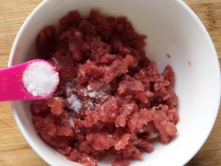 4、板栗牛肉粥~,加入一小勺白糖