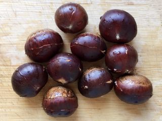 6、板栗牛肉粥~,板栗洗净,用刀在每个板栗背上划一刀