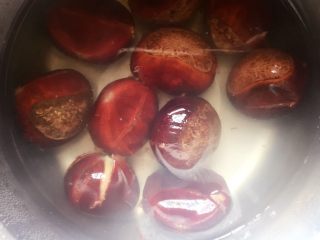 7、板栗牛肉粥~,然后放入沸水锅中煮一分钟