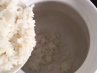 12、板栗牛肉粥~,取一干净的砂锅,倒入适量的清水,再倒入米饭