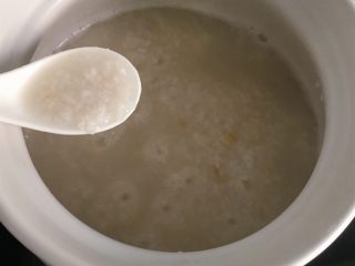 14、板栗牛肉粥~,煲至米粥浓稠,米香四溢,板栗熟软时