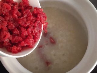 15、板栗牛肉粥~,加入备好的牛肉末,拌匀,用大火略煮一会至肉末熟透。