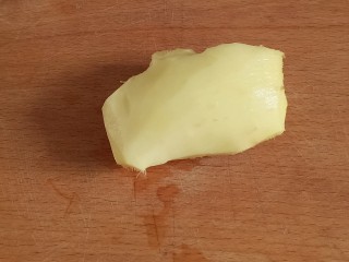 2、姜撞奶,姜去皮洗净，不去皮的话有土腥味，而且不好榨汁