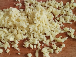 3、姜撞奶,把握姜切片切丝再切成末