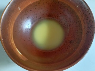 4、姜撞奶,把姜末用纱布包好，挤出姜汁。大概15－20克