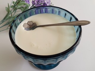 9、姜撞奶,五分钟过后，拿一个勺子去试试，如果勺子能放在姜撞奶上，就算成功了。如图