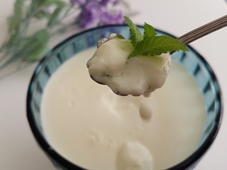 13、姜撞奶,舀一勺，好好吃。大家一定要试试