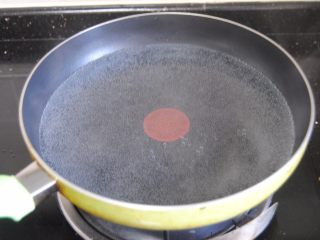 2、花生酱葱油拌面,烧开一锅水