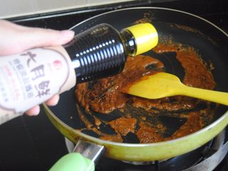 9、花生酱葱油拌面,加入酱油