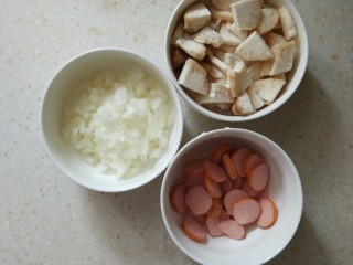 1、番茄蘑菇意面,洋葱切丁,杏鲍菇切小块(也可以用别的蘑菇),香肠切片备用