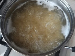 5、番茄蘑菇意面,水开下面,煮8分钟