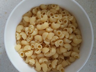 7、番茄蘑菇意面,沥一下水,盛碗中备用